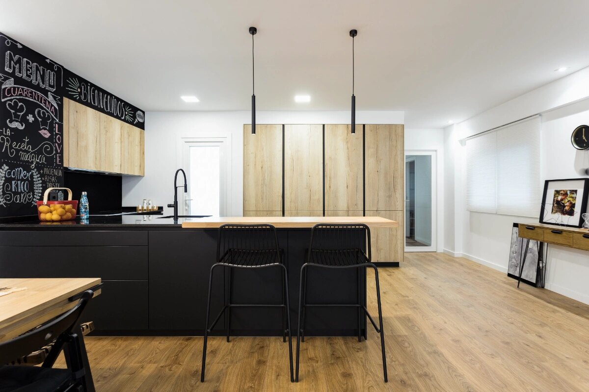 Cocina con isla de madera
